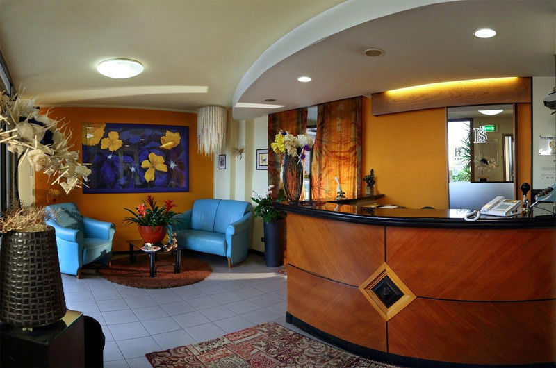 Hotel Solarium チヴィタノーヴァ・マルケ エクステリア 写真