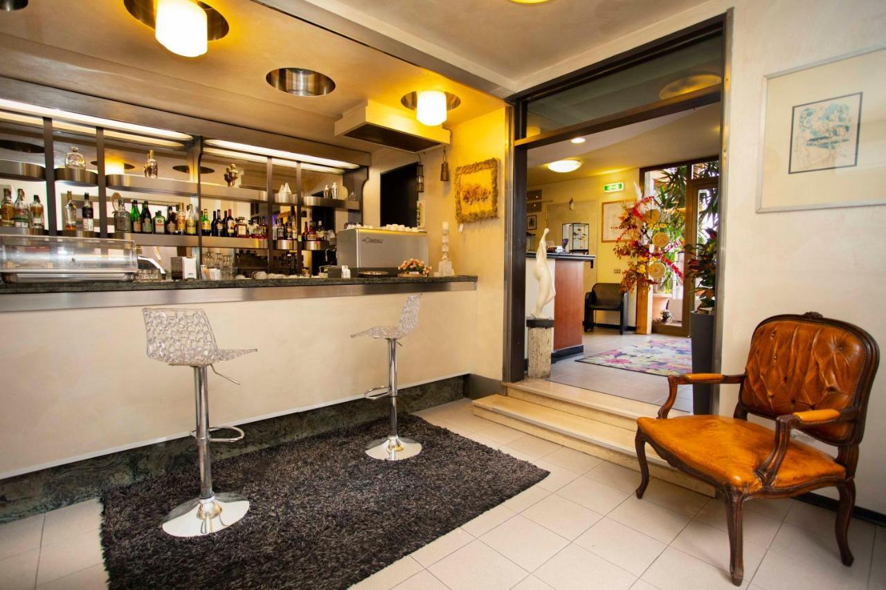 Hotel Solarium チヴィタノーヴァ・マルケ エクステリア 写真